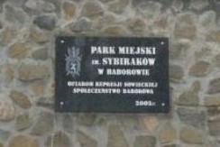 Tablica ofiar represji sowieckich.